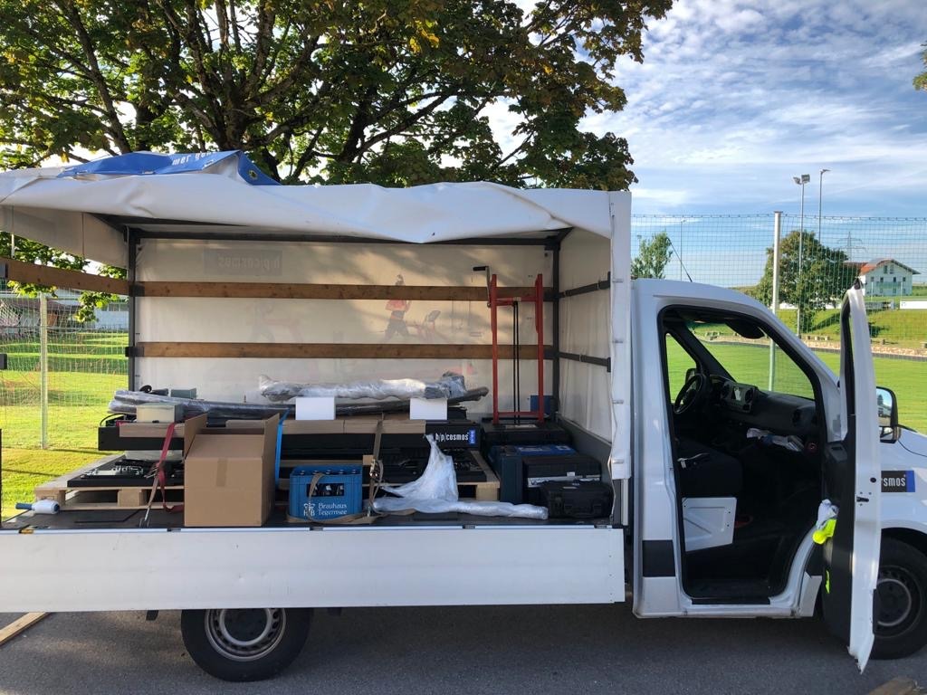 HaB Truck carrying h/p/cosmos Treadmills